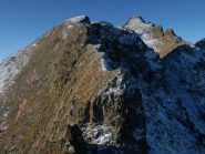 salendo dopo l'antecima, vista sui Becchi Ovest ed Est di Rostagno, a dx il Becco Alto di Ischiator