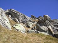 Il canalino erboso-roccioso visto dal basso