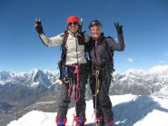 la gioia di Cri e Maria in punta all'ISLAND PEAK, 6189m.