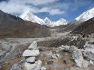 verso Lobuche, in fondo Cho Oyu 8201m.