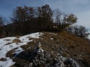 sulla dorsale, zona pulita con ometto dopo il tratto percorso nel bosco