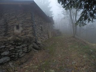 Subito dopo il Santuario, casa in pietra