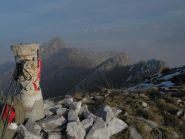 la vetta, da sx, il Saben la q.1624 e le frastagliature di cresta