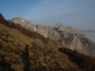 da poco sotto la spalla SO, vista sui gruppi calcarei della Pissousa (sx)  e Saben (sfondo)