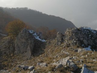 salendo l'ultimo tratto, uno sguardo indietro sul roccione da superare dal lato Valdieri