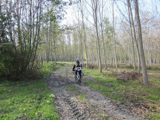 pedalando tra boschi e campi