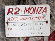 La placchetta all'attacco della via.