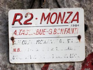 La placchetta all'attacco della via.