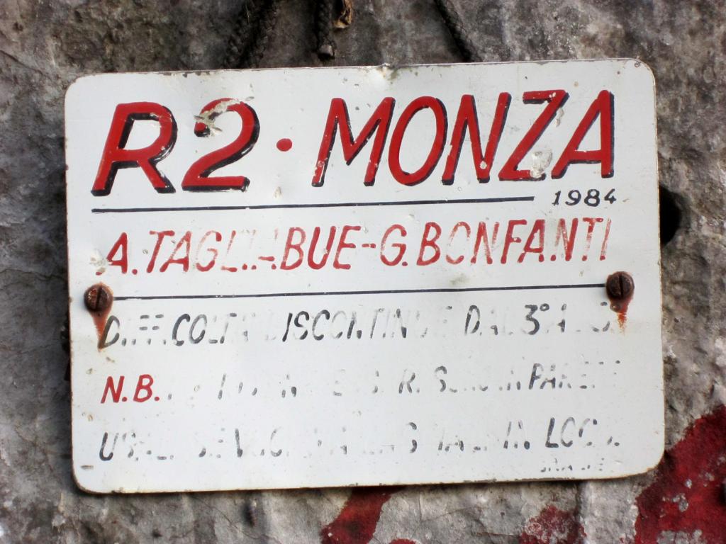 La placchetta all'attacco della via.
