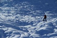 neve e ondulazioni del terreno salendo alla Cima di Crosa (13-11-2011)