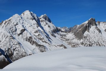 Il Col di Bonalex dalla cresta. Sullo sfondo, seminascoste dalla Gd Rochere, la Punta Walker e le Grandes Jorasses, teatro della recente sciagura. Un pensiero ai due alpinisti