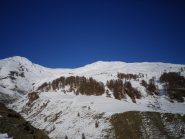 Il versante di salita. A sinistra la cima.