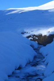 torrente ghiacciato sotto il colle Chabaud