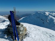 in cima con vista sulla bella traccia di Schenone sul versante nord del Tibert