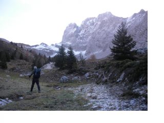 Salendo al M.Ferrante ..a dx e' la Presolana