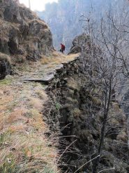 All' uscita del vallone, sentiero su muretti a secco