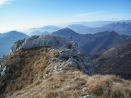 La piccola croce poco sotto la cima del Torrione