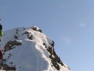 La traccia per la crestina che adduce in vetta