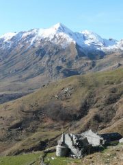 Baita colpita da masso caduto