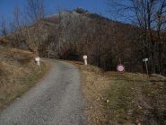 dopo 250 mt,... la sterrata da seguire è quella di dx