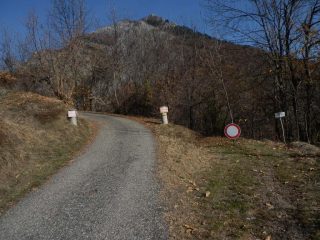 dopo 250 mt,... la sterrata da seguire è quella di dx