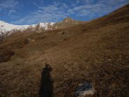 ...salire a sx dei gruppi rocciosi che nascondono la Rocca Pergo