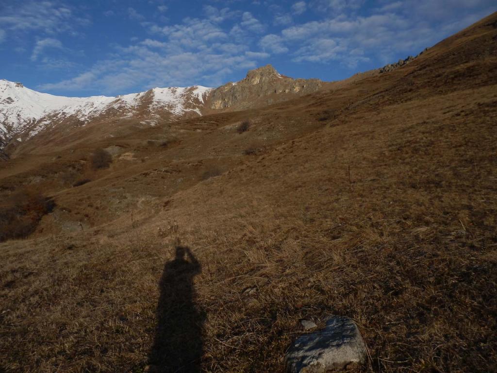 ...salire a sx dei gruppi rocciosi che nascondono la Rocca Pergo