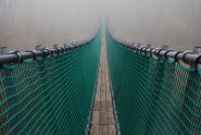Il ponte tibetano, che termina nella nebbia.