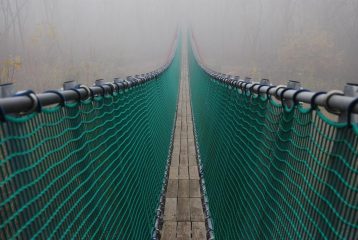 Il ponte tibetano, che termina nella nebbia.
