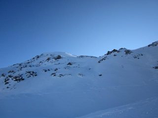la cima poco sotto il colle