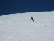il socio Gianni che pennella sul pendio finale