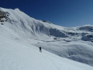 Alle spalle il pendio di discesa