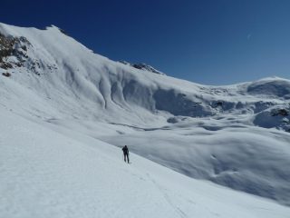 Alle spalle il pendio di discesa