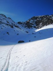 In vista della cima, a sinistra il canale ripido che  che adduce alla cresta