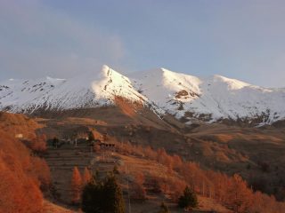 La borgata Colletto di Sopra, con la Cappella della Madonna della neve a sinistra