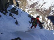 Mario in  partenza sotto il torrione sommitale, alla sua sx la diagonale in parete est che adduce  alla forcella