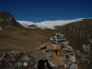 dalla Rocca la Croce, vista sulla Valle del Saut. In centro il Grumet, a dx il Passo di Magnana
