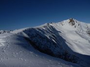  la lunga dorsale SE che si stacca dal Grumet, a dx campeggia il Grum e il suo versante E che si affaccia sulla Valle Grana