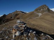 dalla Rocca la Croce, vista sul percorso di salita, a sx sopra la pietraia aggirando la cima rocciosa/erbosa