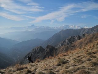 Verso la vetta con il Monviso sullo sfondo