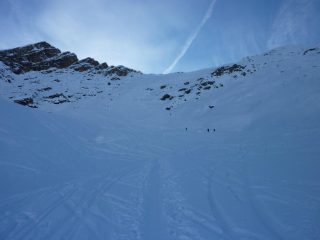 Il ripido pendio canale da risalire