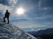 Bell' ambiente, salendo il pendio nevoso (Monviso sullo sfondo)