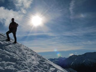 Bell' ambiente, salendo il pendio nevoso (Monviso sullo sfondo)