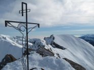 Croce di vetta, sullo sfondo la cresta orizzontale del M. Pelvo