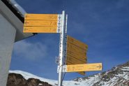 cartelli segnaletici nei pressi del Rifugio Dondena (4-12-2011)