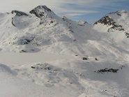 Il lago ghiacciato e il Rifugio del Miserin
