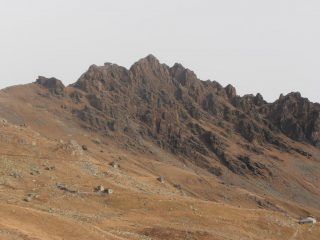 01 - salendo, bello scorcio della vicina Rocca Moross