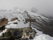 05 - in vetta, sullo sfondo il Torrione Mazzucchini in mezzo alla tormenta