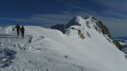 Il facile tratto di cresta verso la cima ovest