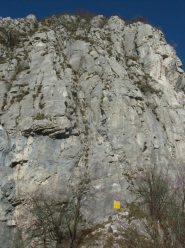 Parete della ferrata con cartello di divieto